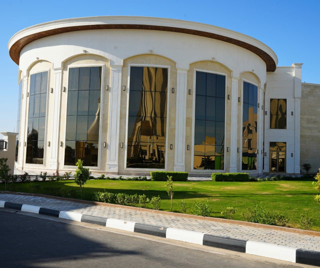 الواجهة والحدائق