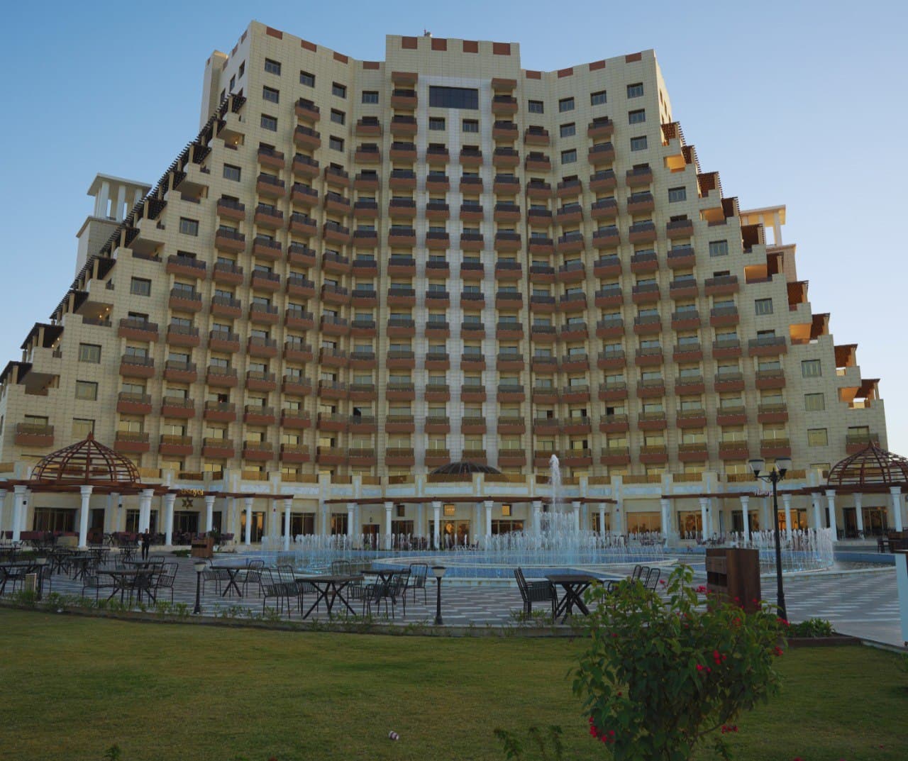 الواجهة والحدائق